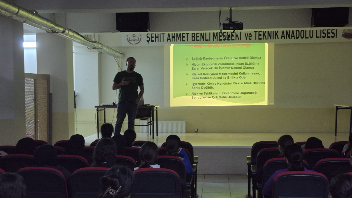 Okulumuz öğrencilerine iş sağlığı ve eğitimi semineri verildi.